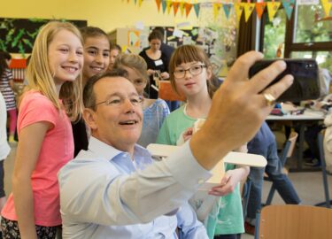 Michel Heinz, Lenkungskreisvorsitzender der Wissensfabrik, macht Selfie mit Mädchen der Uhlandschule