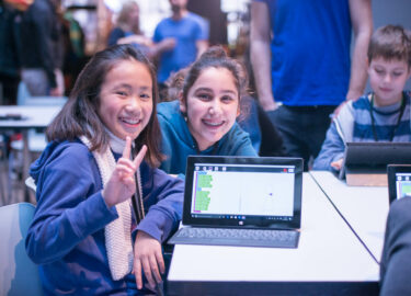 Kinder programmieren am Laptop mit der Initiative Code Your Life