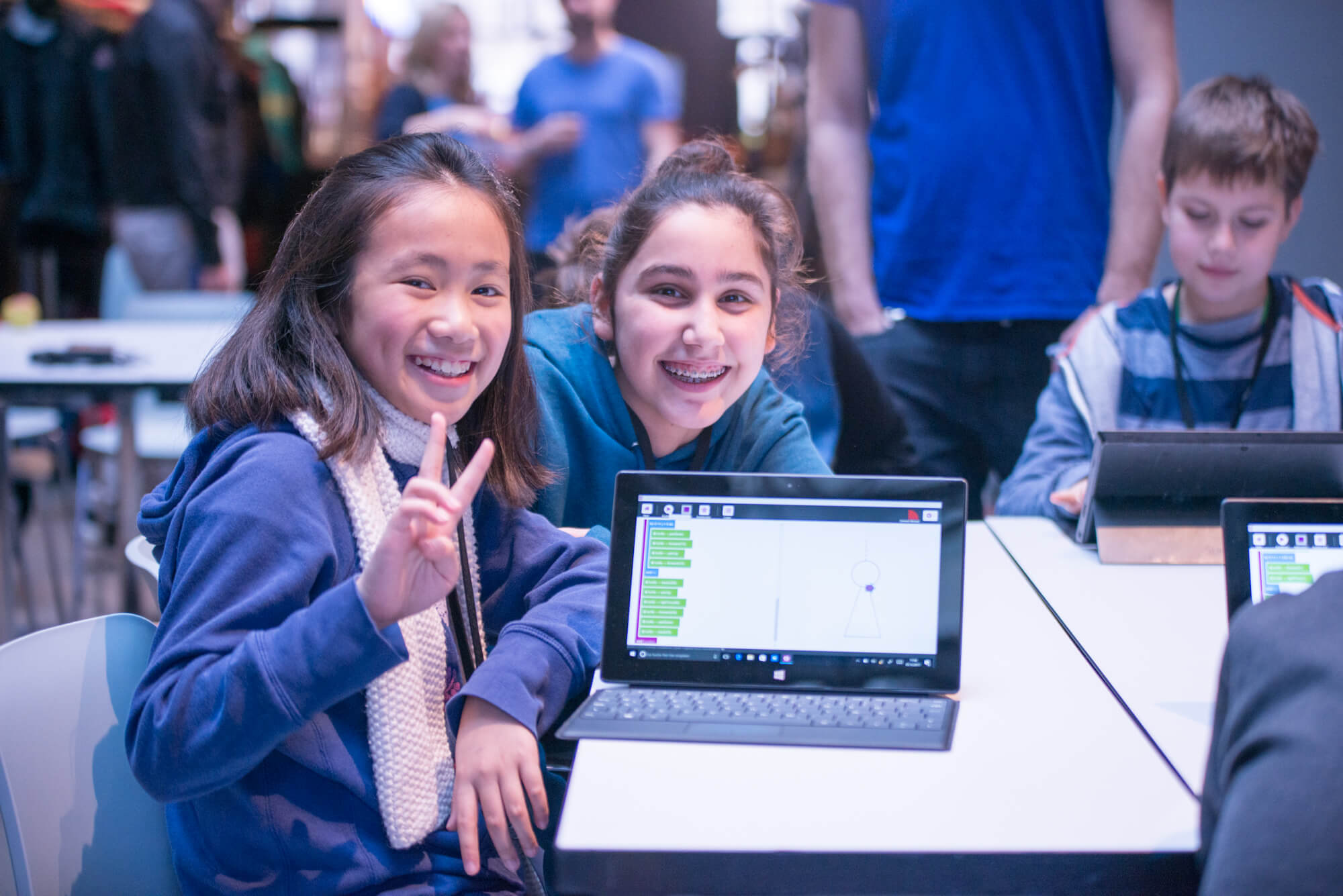 Kinder programmieren am Laptop mit der Initiative Code Your Life