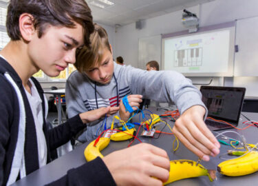 Boehringer Ingelheim unterstützt das IT-Projekt "IT2-School - Gemeinsam IT entdecken" der Wissensfabrik in der Rochus-Realschule in Bingen