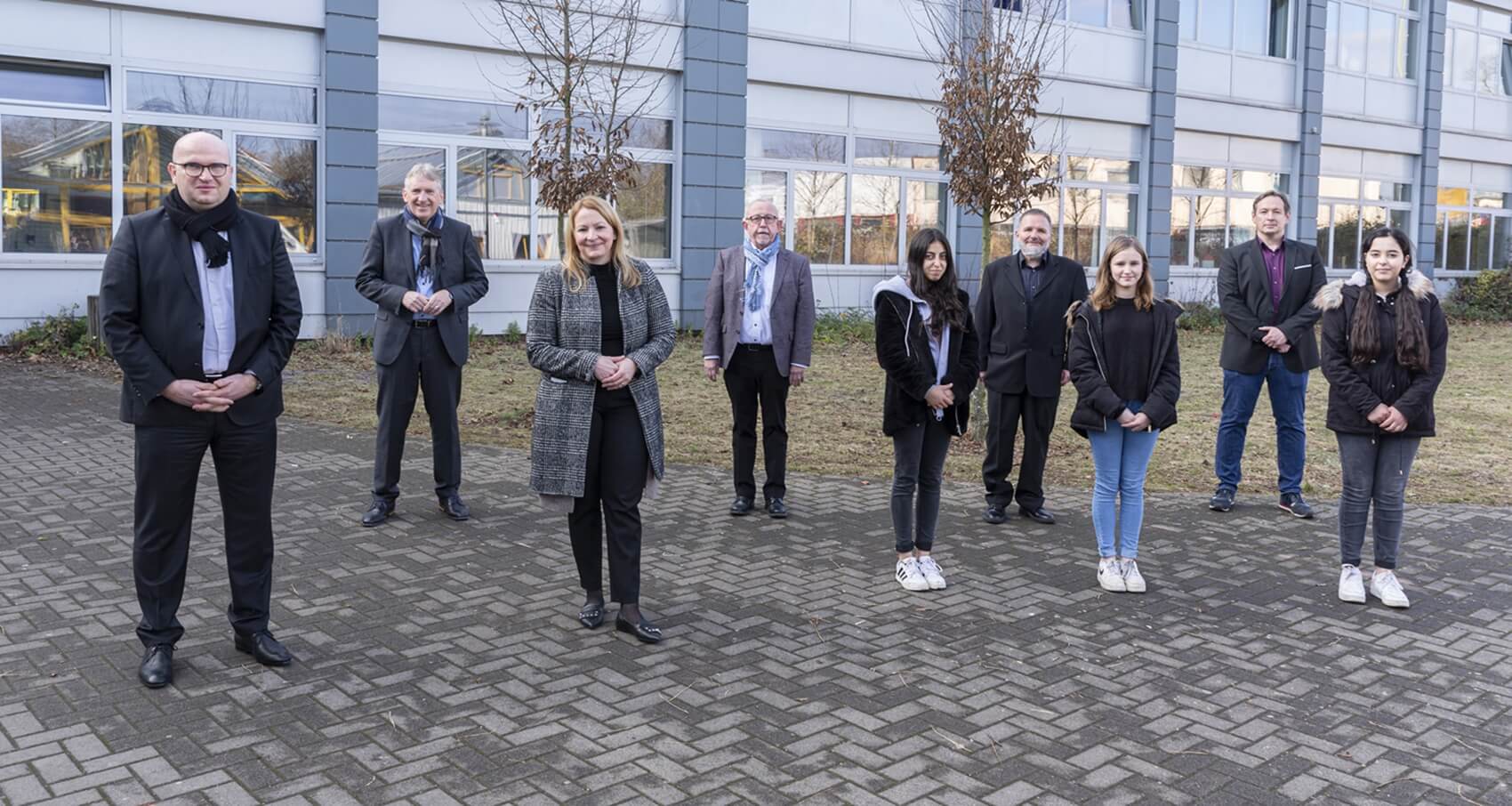 Gruppenbild zum Start der Kooperation von SHS – Stahl-Holding-Saar und Schule am Römerkastell Dillingen