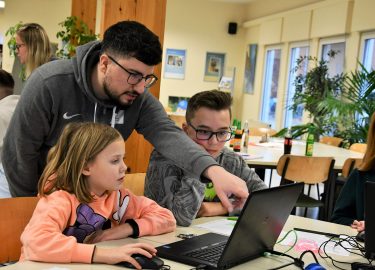 Ardagh lädt Mitarbeiterkinder zu Bildungsaktion ein „IT2School“ vermittelt spielerisch die Grundlagen des Programmierens und soll Interesse an MINT-Fächern wecken