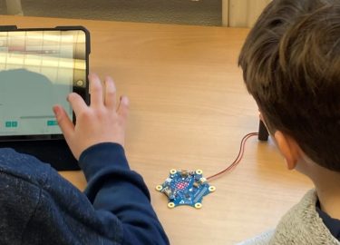Zwei Schüler programmieren einen Calliope. IT2School bringt digitale Bildung in Schulen.
